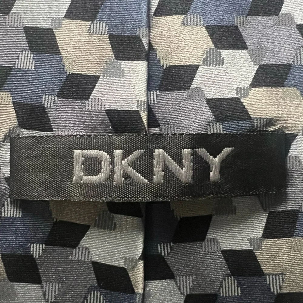 DKNY 100% Silk Men’s Designer Tie Gray Blue Geometric‎ Business Casual Necktie